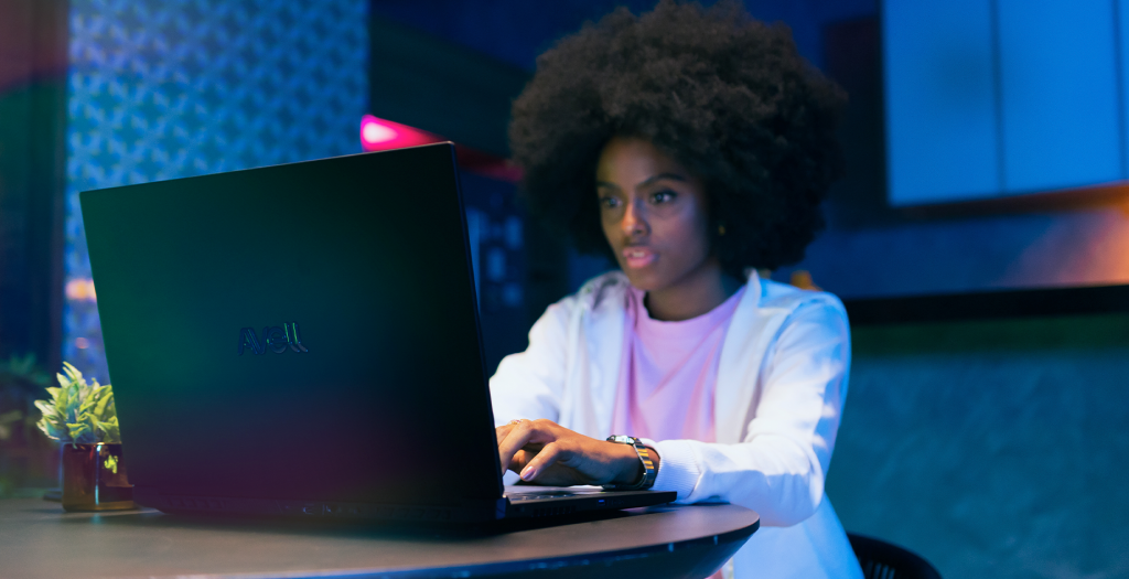 Usuária utilizando notebook Avell para explorar os recursos avançados da RTX 5090 NVIDIA em ambiente moderno
