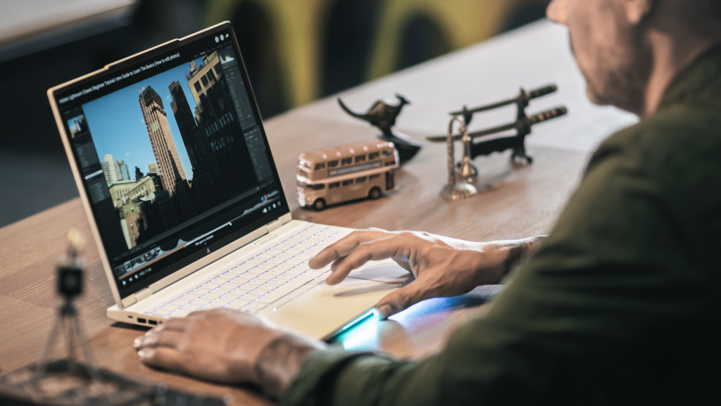 Edição de imagem em notebook Avell branco com tela aberta em software de fotografia profissional.