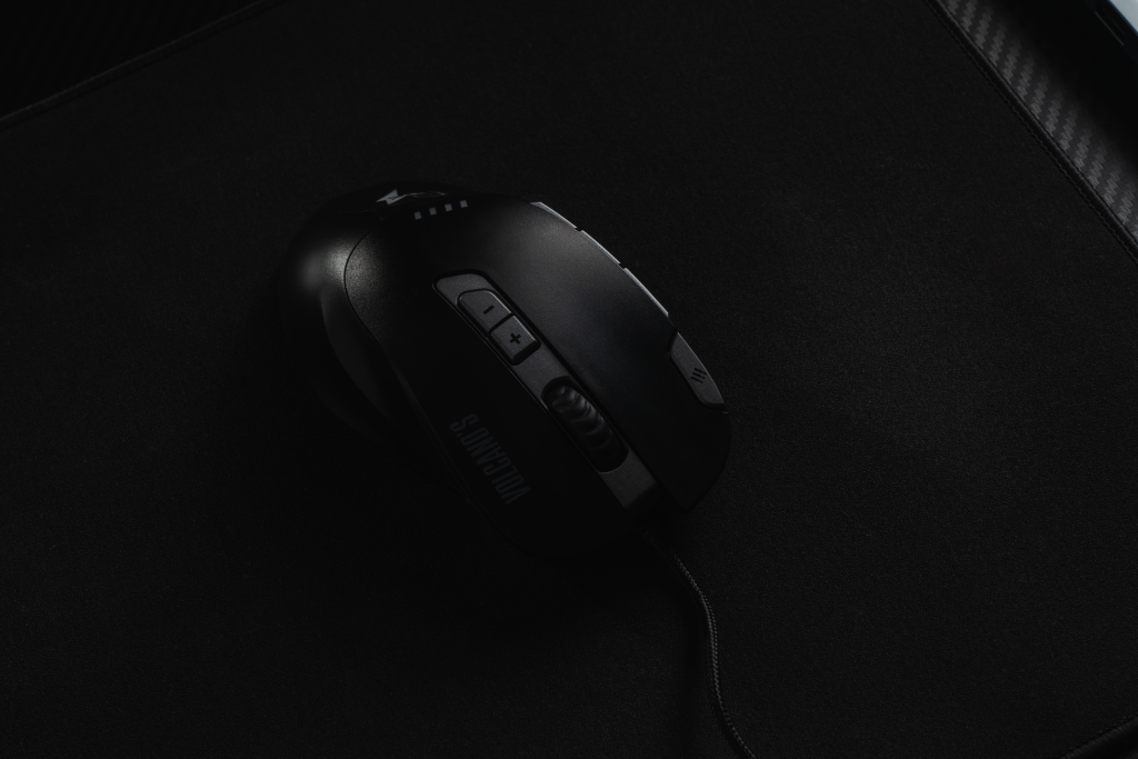 Mouse gamer Avell Volcano S com design ergonômico e botões programáveis para alta performance em jogos.