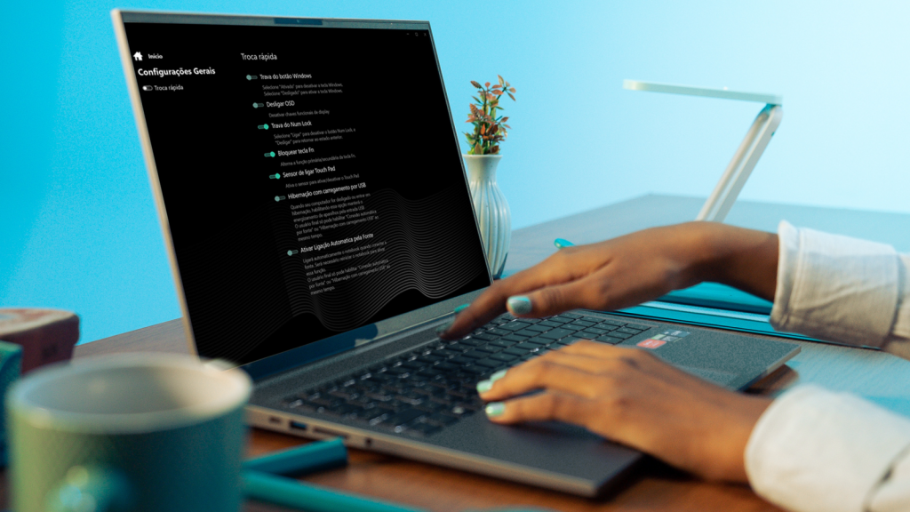 Pessoa utilizando notebook Avell com o software aberto na tela, exibindo as configurações gerais e funções de troca rápida.
