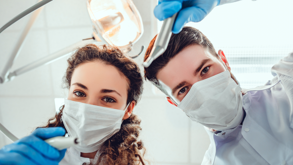 Dentistas em consultório utilizando tecnologia — notebooks para dentistas otimizam diagnósticos e atendimentos
