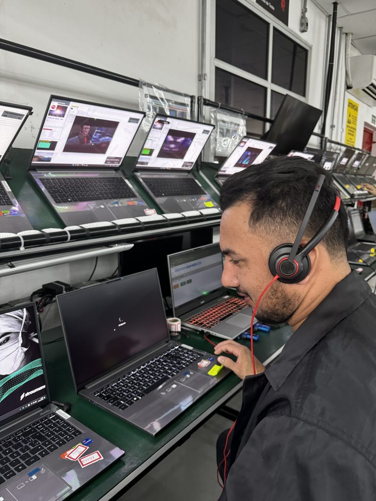 Técnico especializado realiza testes de qualidade em notebooks Avell na linha de produção com suporte técnico avançado