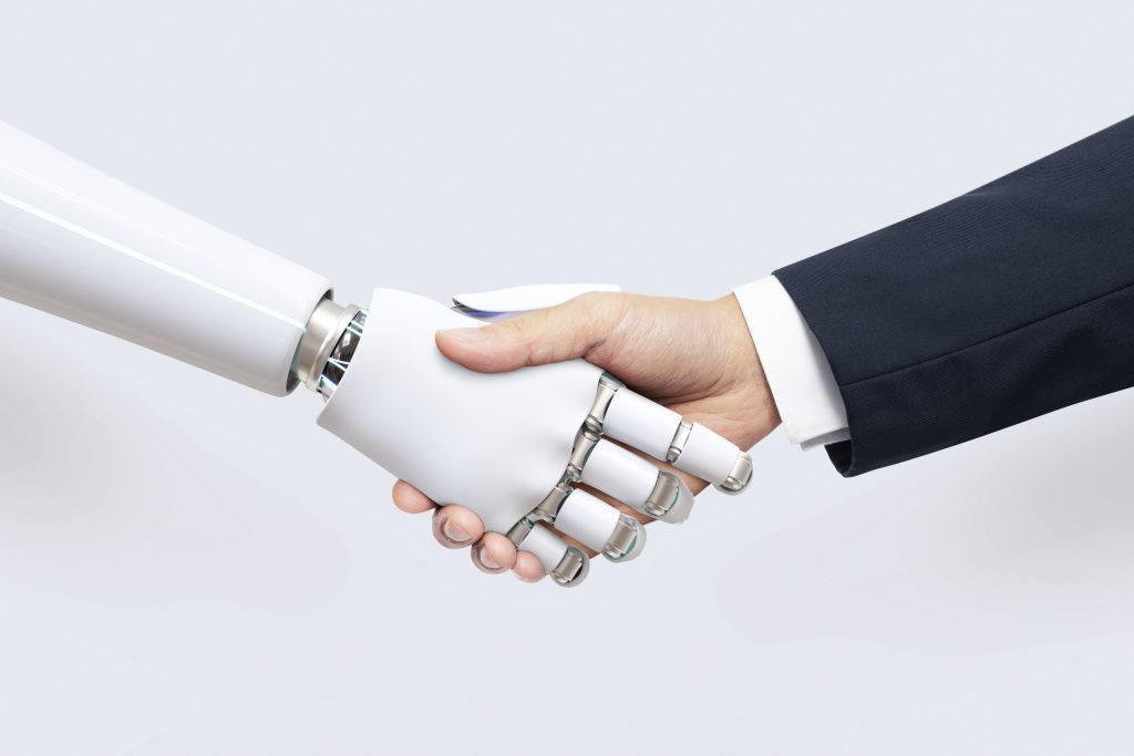 Parceria entre humano e robô representando a evolução da assistente virtual do futuro com inteligência artificial
