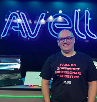 CEO da Avell no estande da marca durante o evento