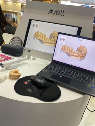 Notebook Avell rodando software odontológico de modelagem 3D em estande no CIOSP 2025, demonstrando aplicações em odontologia digital