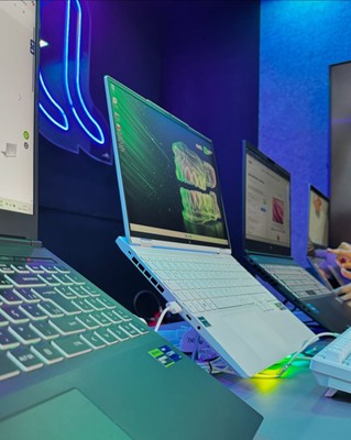 Notebooks Avell de alto desempenho exibidos no CIOSP 2025 com softwares odontológicos em funcionamento no estande da marca