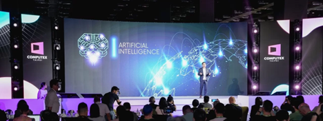 Palco principal da Computex 2024 com apresentação sobre Inteligência Artificial, destaque para o logotipo do evento e público atento à palestra.