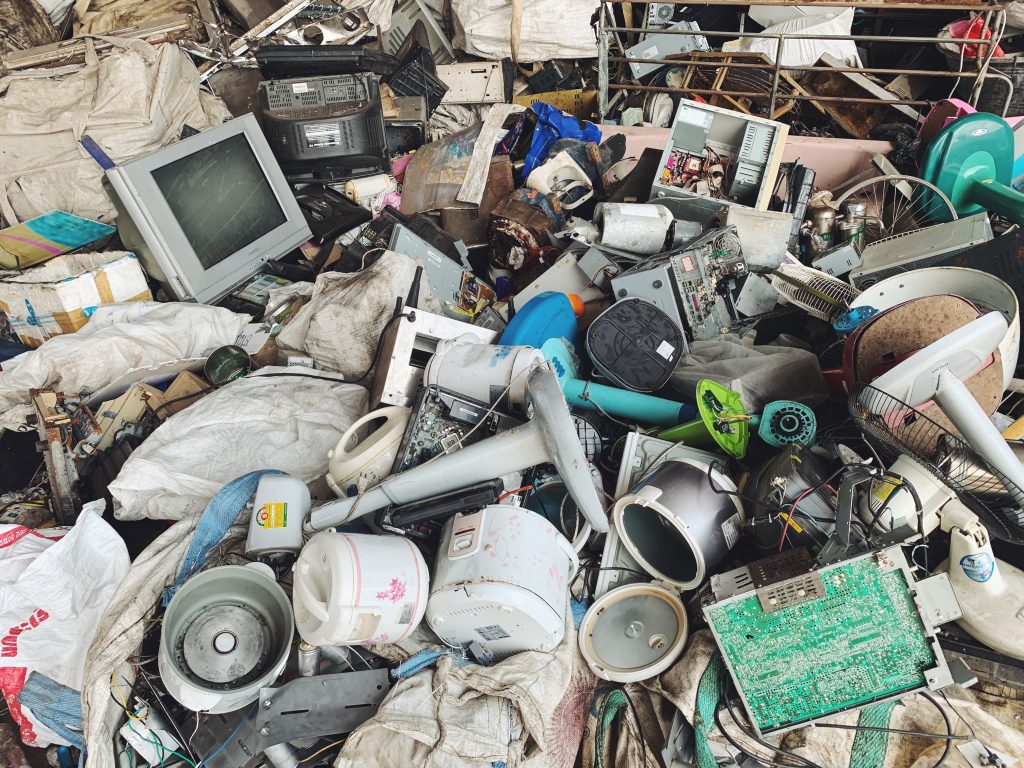 Depósito de lixo eletrônico com eletrodomésticos e equipamentos descartados — desafio ambiental enfrentado por empresas e consumidores