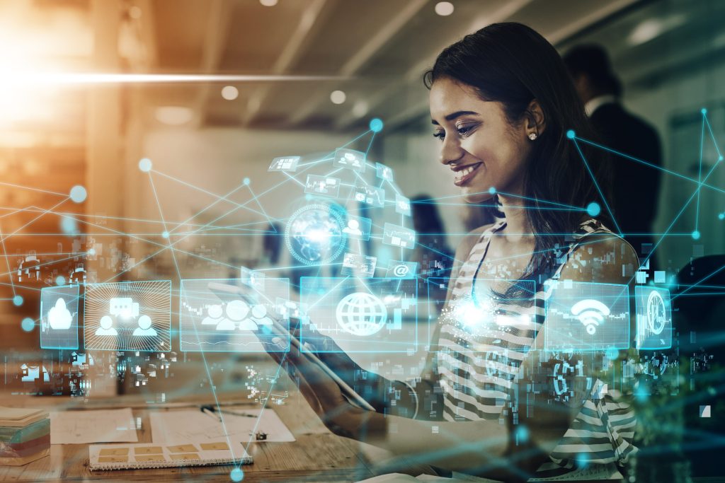 Mulher usando tablet com ícones digitais flutuantes, representando os avanços tecnológicos e a transformação digital em ambientes de trabalho