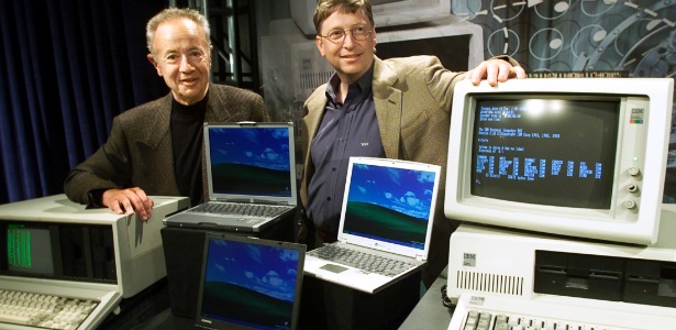 Andy Grove (e), da Intel, e Bill Gates (d), fundador da Microsoft posam em ocasião do 20º aniversário do primeiro computador pessoal da IBM, em agosto de 2001 nos EUA