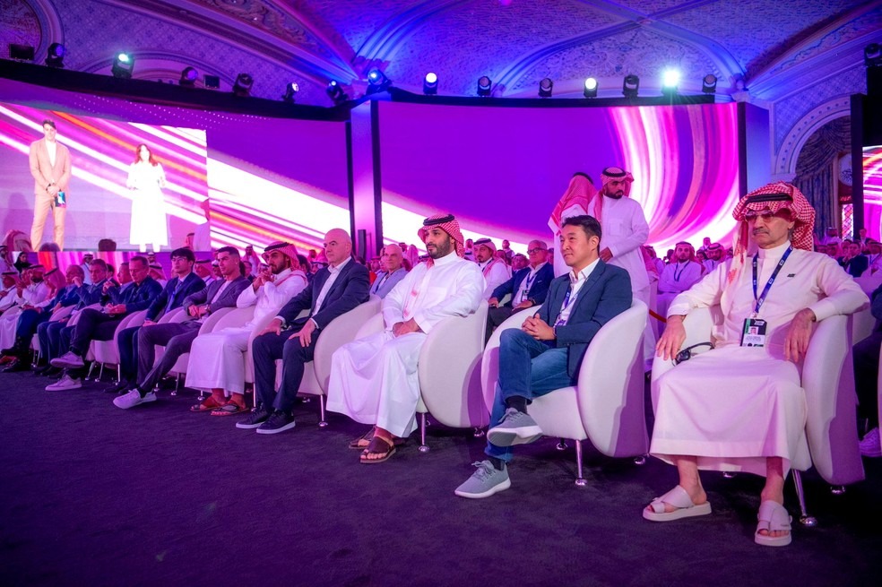 Príncipe da Arábia Saudita, Mohammed bin Salman, ao lado do presidente da Fifa, Gianni Infantino, durante anúncio da Copa do Mundo de esports — Foto: Saudi Press Agency/via REUTERS