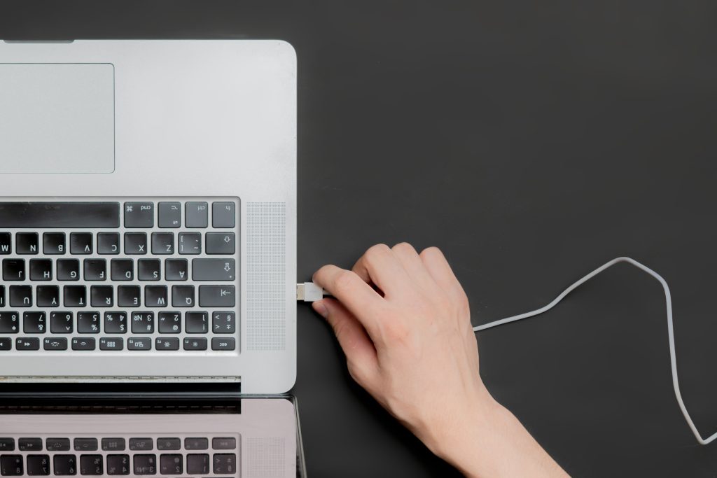 Usar o notebook na tomada o tempo todo estraga? Mito ou Verdade