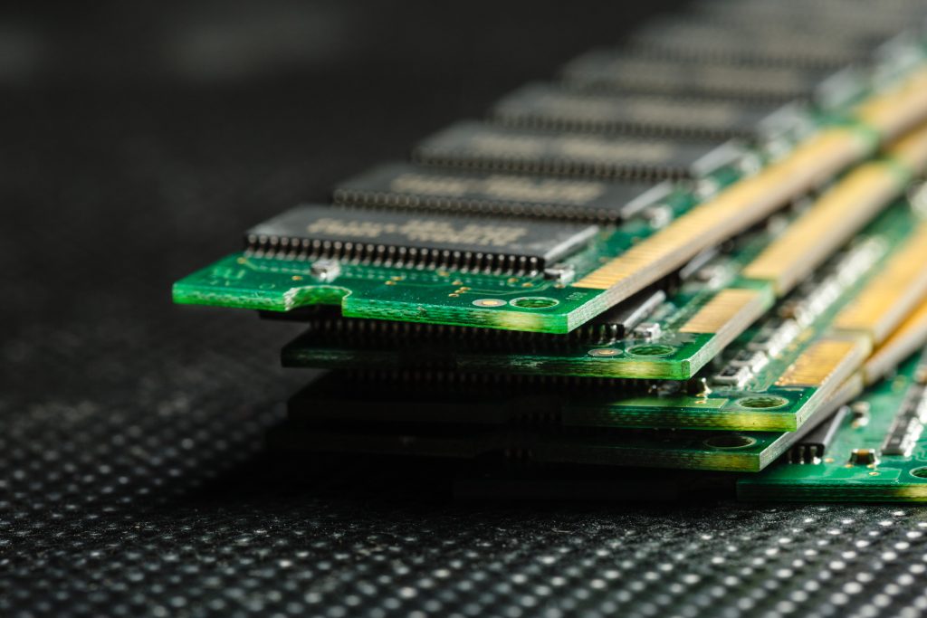 Módulos de memória RAM DDR5 instalados em notebook profissional