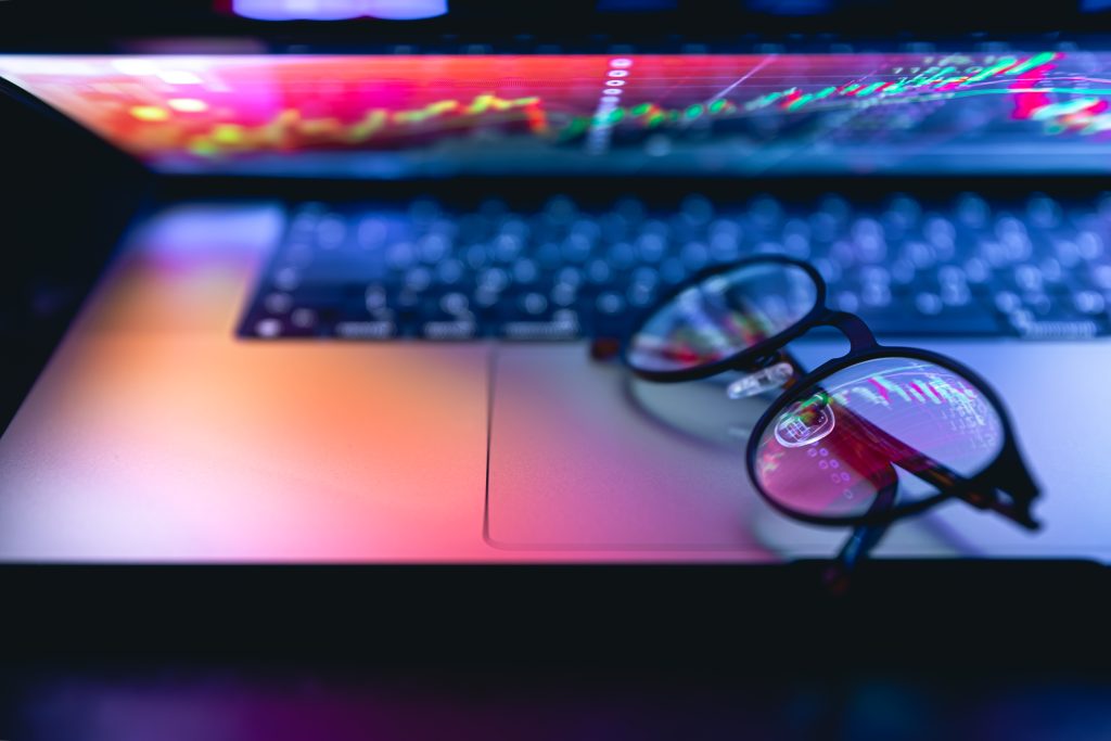 Notebook com múltiplas portas para monitores externos e periféricos financeiros