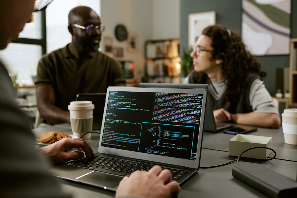 Programador usando notebook profissional para desenvolvimento de software