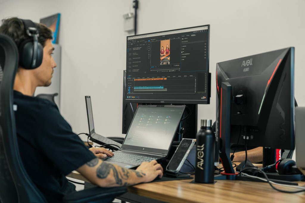 Por que o Photoshop com IA exige um notebook para creators